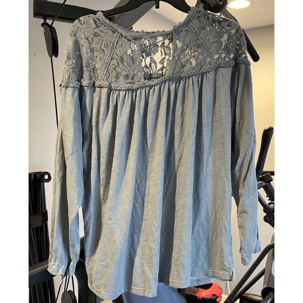 Women's Umgee Blouse with lace detail at top; Size M